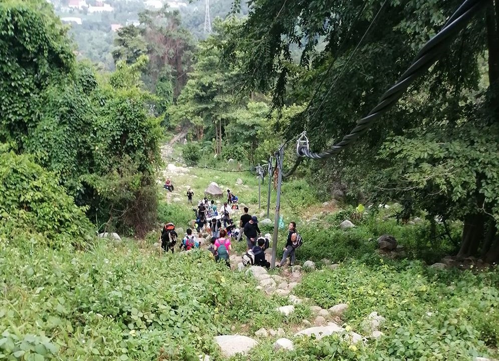 “Đường cột điện” hiện là cung đường leo núi còn khá hoang sơ và được nhiều “phượt thủ” lựa chọn để lên đỉnh núi