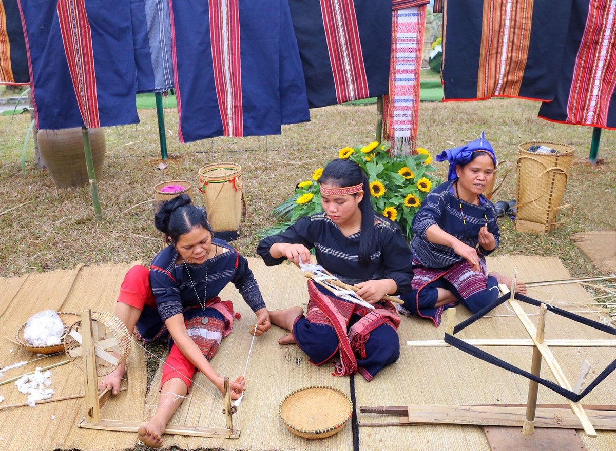 Tái hiện nghi thức cúng vợt sợi bông của dân tộc Ba Na