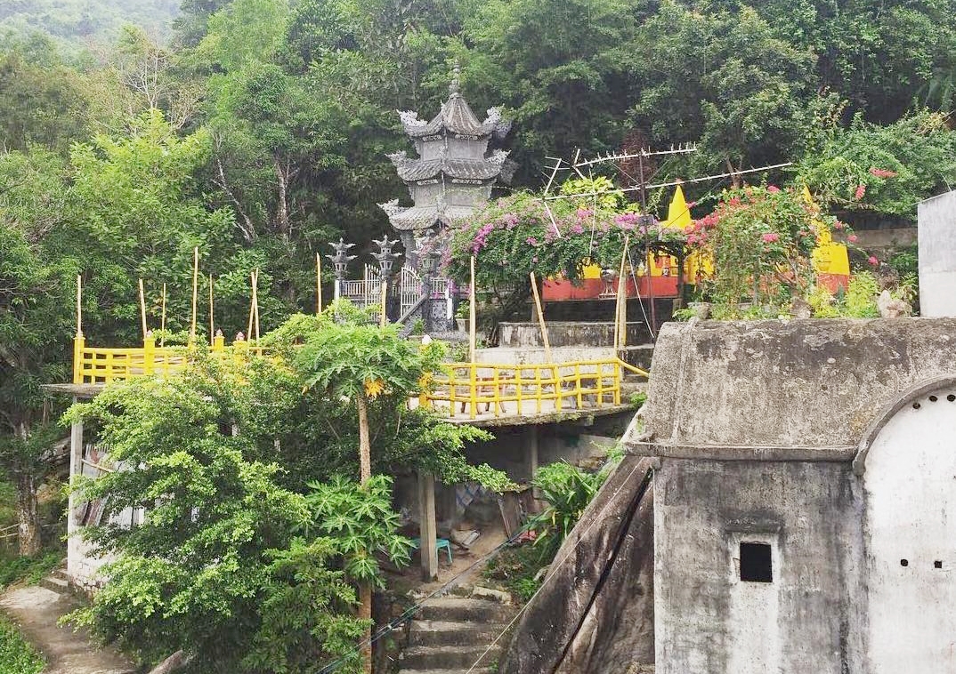 Chùa Bửu Quang hay còn gọi là chùa Gia Lào nằm ở lưng chừng núi, là nơi hành hương rất đông của khách thập phương