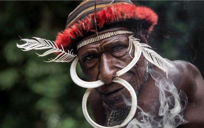 Một người đàn ông bộ tộc Dani với những chiếc vòng xuyên qua mũi. Ảnh: Dailymail