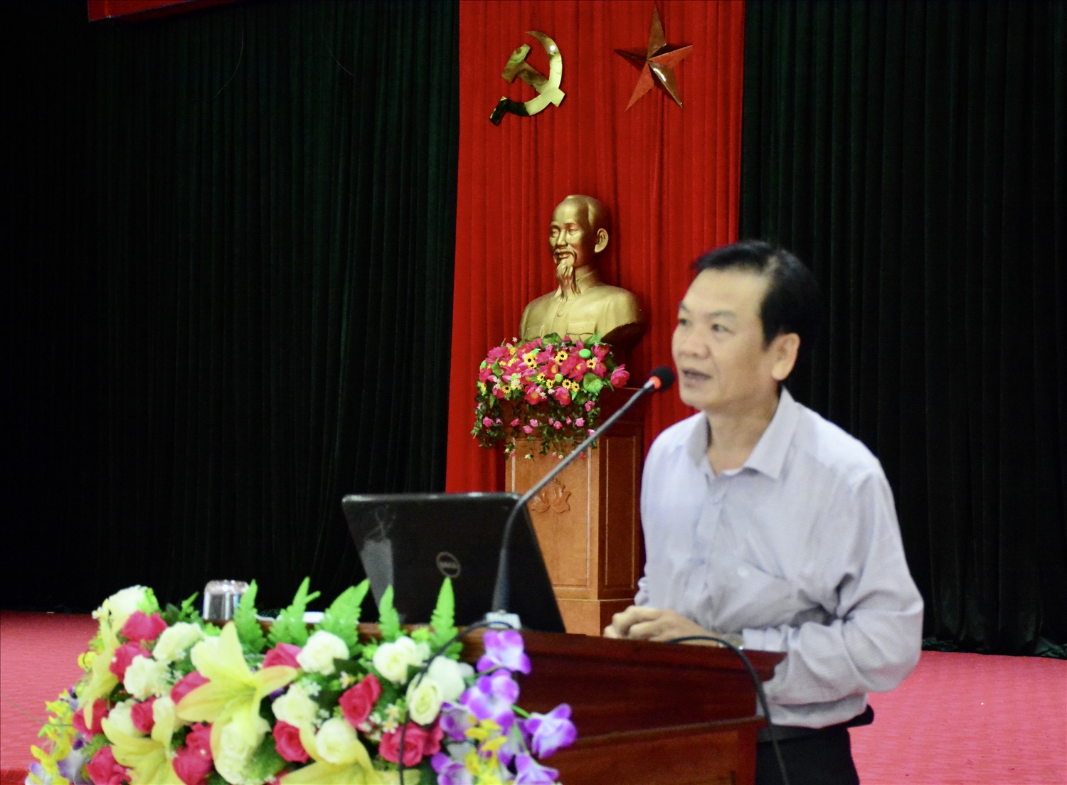 Đồng chí Phan Đình Độ- Giám đốc Thư viện tỉnh phổ biến nội dung tại lớp tập huấn