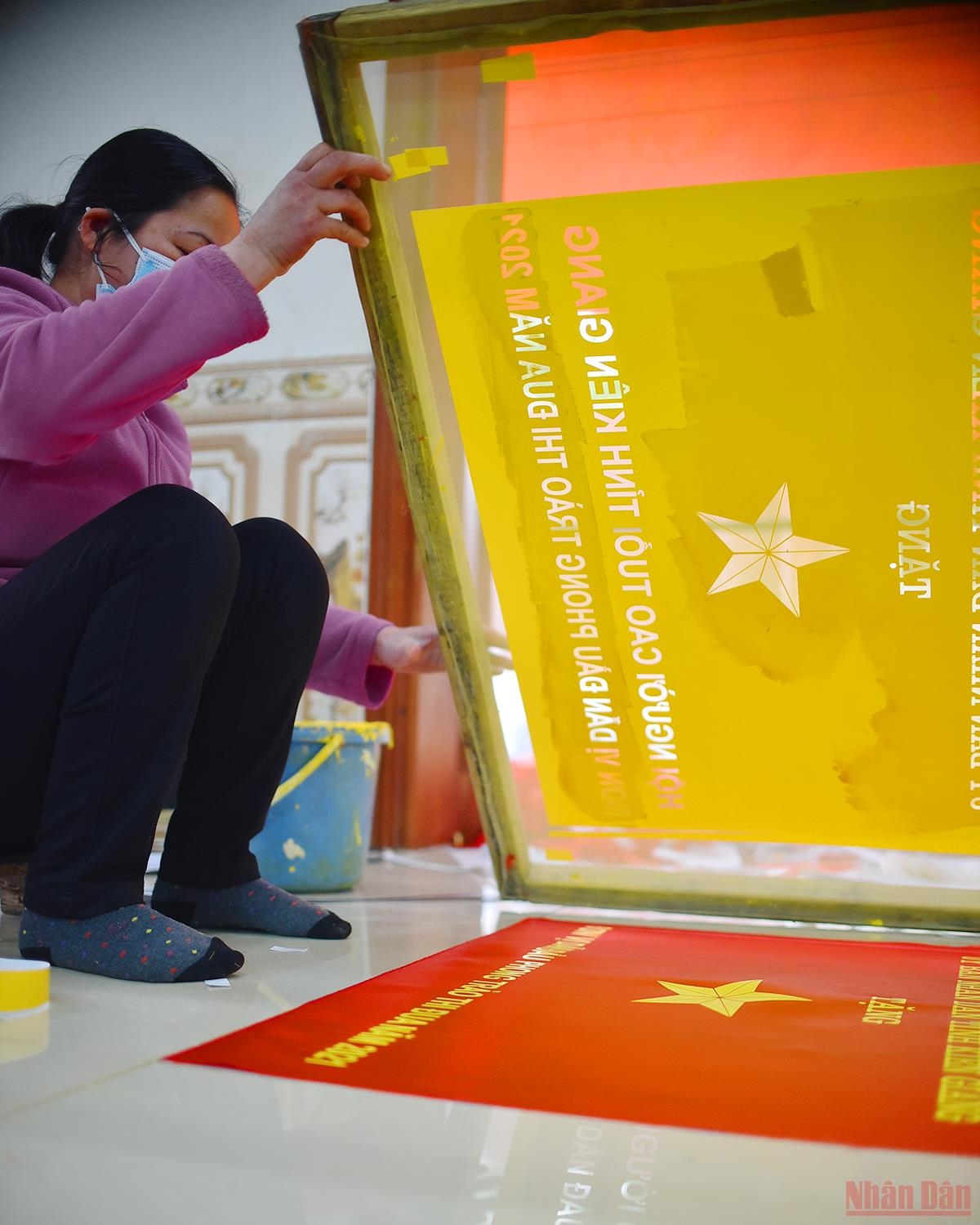 Hãy chiêm ngưỡng những bức ảnh cờ đỏ sao vàng hiện hữu tuyệt đẹp tại một ngôi làng nhỏ. Đây là cảm xúc hài lòng và tự hào của mỗi người dân Việt Nam với biểu tượng quốc gia, tượng trưng cho lòng yêu nước và sự bền vững của đất nước.
