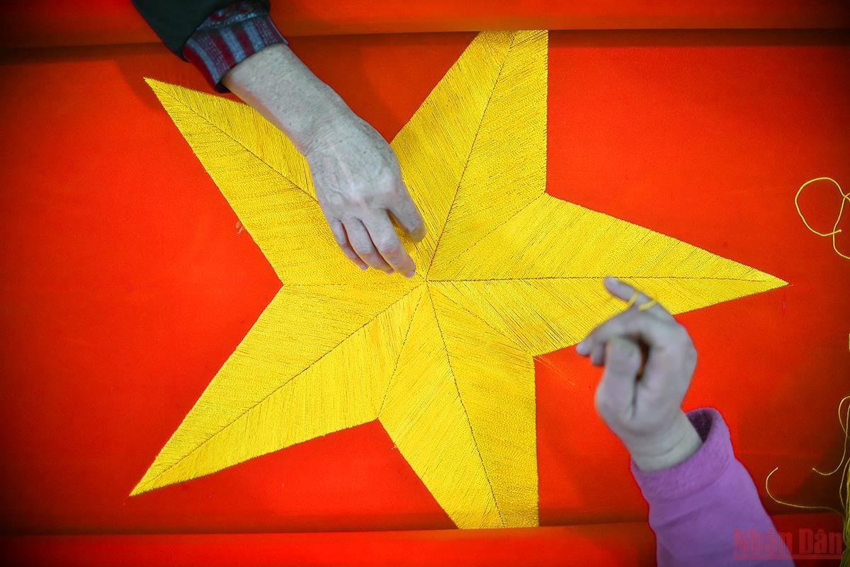  Để thêu được một lá cờ thành phẩm, người thợ phải mất từ 1-2 ngày. Vì là nơi sản xuất cờ thêu tay duy nhất trên cả nước nên mỗi dịp Quốc khánh 2/9, cơ sở của chị Nhung phải hoạt động hết công suất. (Ảnh: Minh Duy)