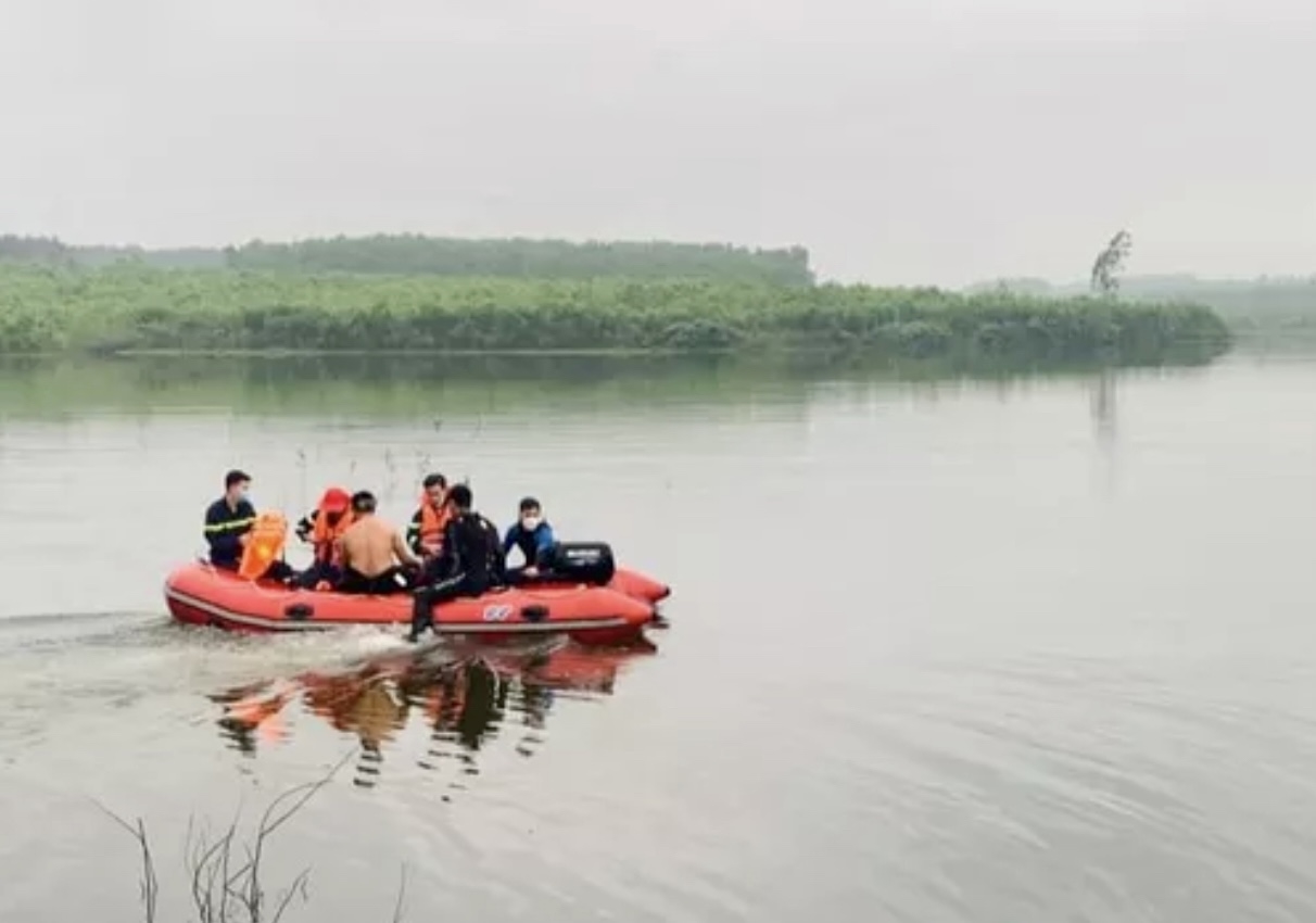 Ngay sau khi nhận được tin báo, Phòng cảnh sát PCCC và cứu nạn, cứu hộ đã nhanh chóng có mặt tại hồ Khe Mây và tiến hành tìm kiếm nạn nhân (ảnh Công an Quảng Trị cung cấp)