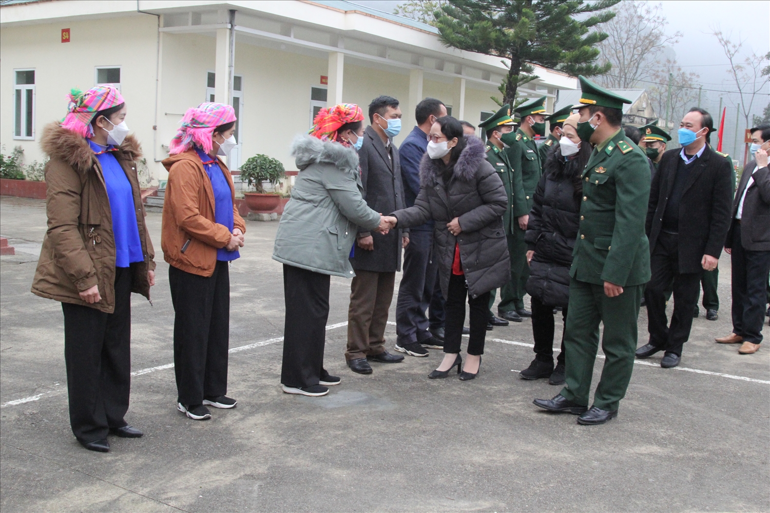 Thứ trưởng, Phó Chủ nhiệm Ủy ban Dân tộc Hoàng Thị Hạnh thăm BĐBP và nhân dân xã biên giới Sơn Vĩ, huyện Mèo Vạc