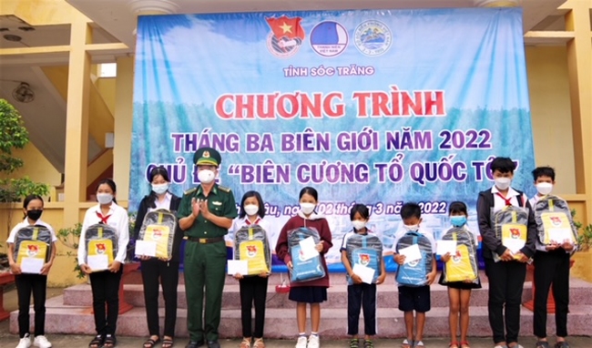 Đại tá Lê Văn Anh, Phó Chính ủy BĐBP tỉnh Sóc Trăng trao tặng học bổng cho các em học sinh nghèo hiếu học trong chương trình “Nâng bước em tới trường”