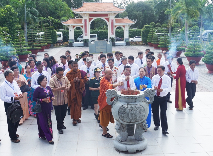 Đoàn đại biểu và lãnh đạo tỉnh Cà Mau viếng đền thờ Bác Hồ nhân Đại hội các DTTS năm 2019. (Ảnh tư liệu)