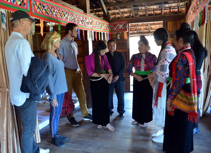 Du khách quốc tế tham quan và trải nghiệm phong tục tết của đồng bào dân tộc Thái ở bản Che Căn, xã Mường Phăng (huyện Điện Biên).