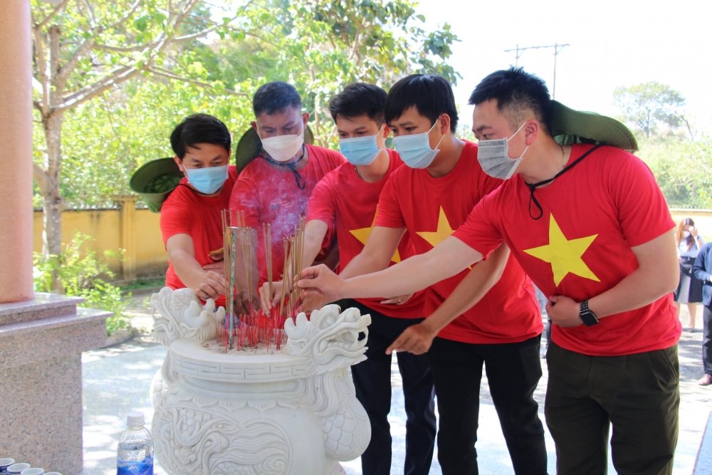 Tuổi trẻ Đắk Lắk và Lâm Đồng dâng hương tưởng niệm các anh hùng liệt sĩ đã hy sinh tại khu vực Đồn Biên phòng Sê Rê Pốk
