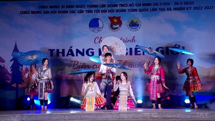 Tiết mục văn nghệ do các em học sinh người đồng bào dân tộc Mông của Trường Phổ thông dân tộc bán trú Nậm Cắn biểu diễn. Ảnh: Viết Lam