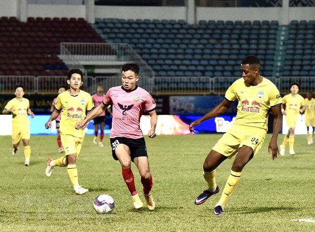 Hoàng Anh Gia Lai (áo vàng) chưa có bàn nào ở V-League 2022. (Ảnh: Quang Thái/TTXVN)