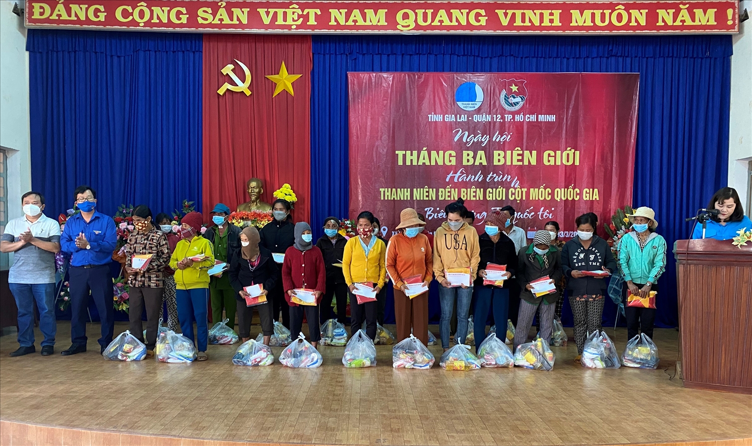 Đoàn Thanh niên Quận 12, TP. Hồ Chí Minh trao 100 suất quà cho đồng bào DTTS xã biên giới Ia Dom, huyện Đức Cơ, tỉnh Gia Lai.