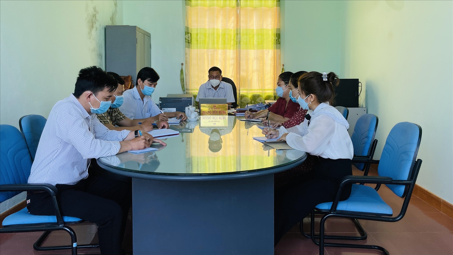Đội ngũ biên tập nội dung của xã Ia Piar (huyện Phú Thiện) đang trao đổi về nội dung thông tin tuyên truyền