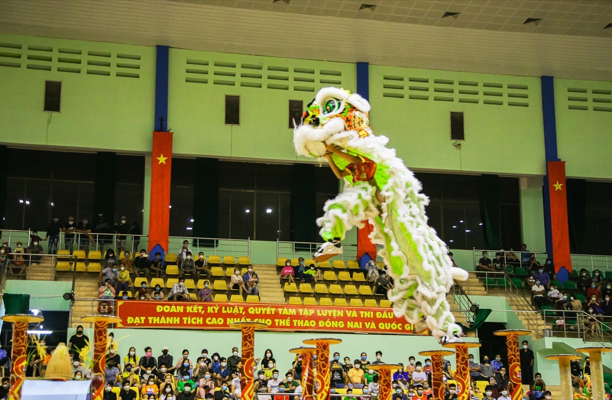 Lân sư rồng là một trong những biểu tượng phong thủy truyền thống của người Việt Nam. Với hình ảnh của lân sư rồng, bạn sẽ thấy được sự hòa quyện giữa văn hóa, tín ngưỡng và nghệ thuật của người Việt Nam, đồng thời cũng hiểu thêm về ý nghĩa và tác dụng của lân sư rồng trong phong thủy.