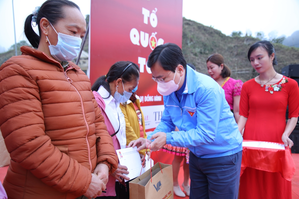 Bí thư thứ Nhất BCH Trung ương Đoàn TNCS Hồ Chí Minh Nguyễn Anh Tuấn trao quà cho những gia đình chính sách, người có uy tín tại Nghệ An 