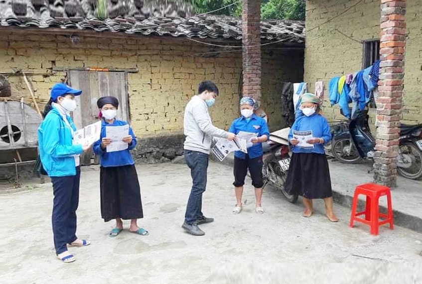 Đoàn viên thanh niên Huyện đoàn Bình Liêu (Quảng Ninh) tuyên truyền, phát tờ rơi hướng dẫn các biện pháp phòng, chống dịch cho nhân dân thôn Ngàn Vàng Trên, xã Đồng Tâm