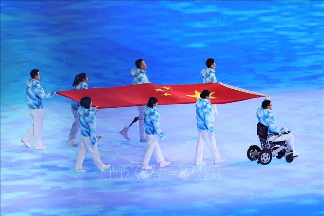Màn rước quốc kỳ Trung Quốc tại lễ khai mạc Paralympic mùa Đông Bắc Kinh 2022 tối 4/3/2022. Ảnh: THX/TTXVN