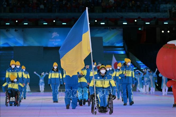 Đoàn thể thao Ukraine diễu hành tại lễ khai mạc Paralympic mùa Đông Bắc Kinh 2022, Trung Quốc tối 4/3/2022. Ảnh: AFP/TTXVN