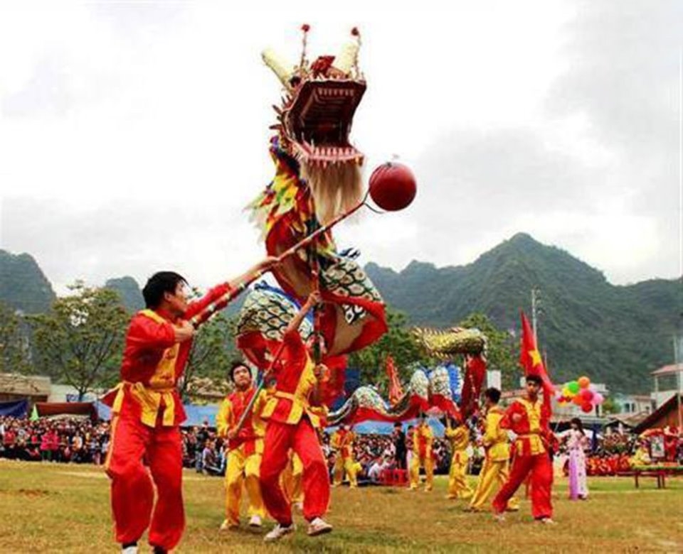 Tiết mục múa rồng trong Lễ hội Tranh đầu pháo Quảng Uyên