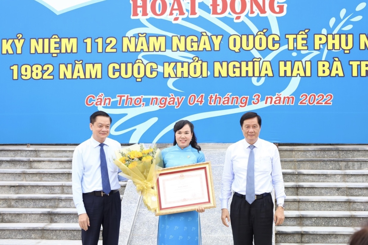 Bà Võ Kim Thoa nhận Bằng khen của Thủ tướng Chính phủ cho Hội LHPN Thành phố vì đã có thành tích xuất sắc trong công tác phòng, chống dịch
