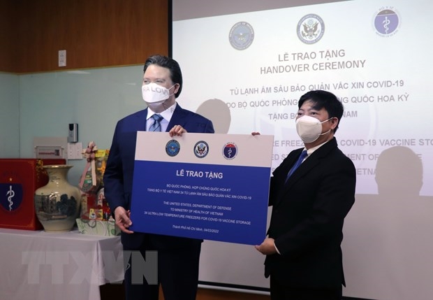 Đại sứ Hoa Kỳ tại Việt Nam Marc Knapper thay mặt Bộ Quốc phòng Hoa Kỳ trao tặng 34 tủ đông âm sâu cho ông Nguyễn Vũ Trung, Viện trưởng Viện Pasteur Thành phố Hồ Chí Minh - đại diện các đơn vị tiếp nhận. (Ảnh: Thành Chung/TTXVN)