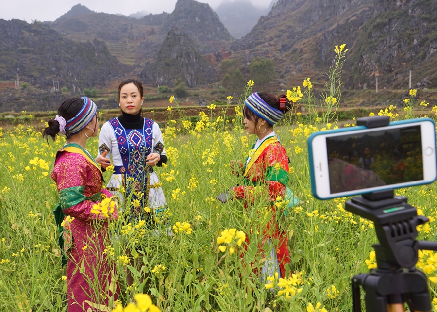 Ekip sản xuất Tour Du lịch Online đang ghi hình tại điểm cầu vườn hoa cải thị trấn Đồng Văn, huyện Đồng Văn
