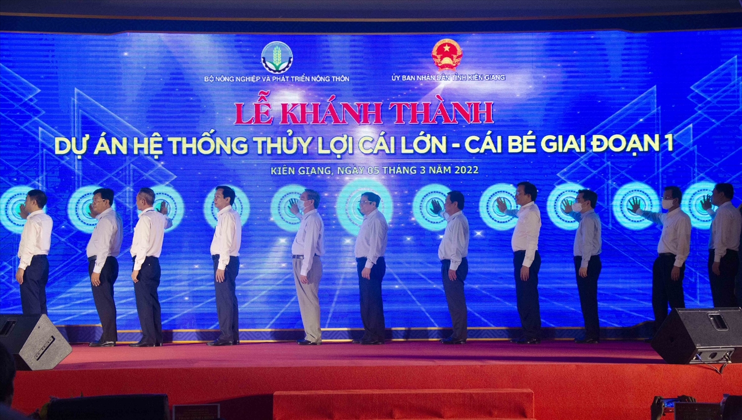 Thủ tướng Phạm Minh Chính và đại diện lãnh đạo các Bộ, ngành, địa phương thực hiện nghi thức khánh thành công trình thủy lợi lớn nhất Việt Nam