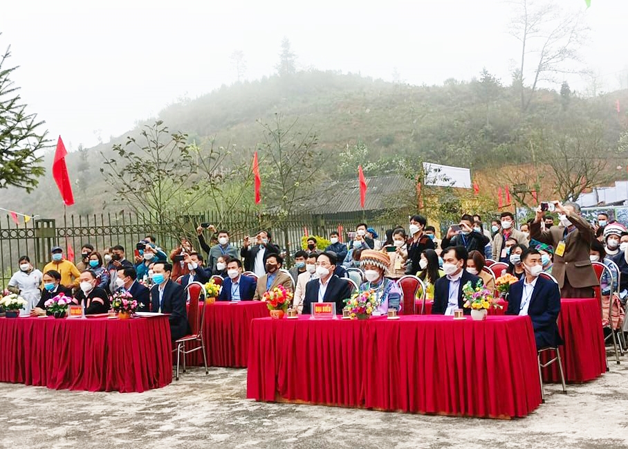 Các đại biểu tỉnh, huyện xã và du khách tham dự Lễ khai mạc