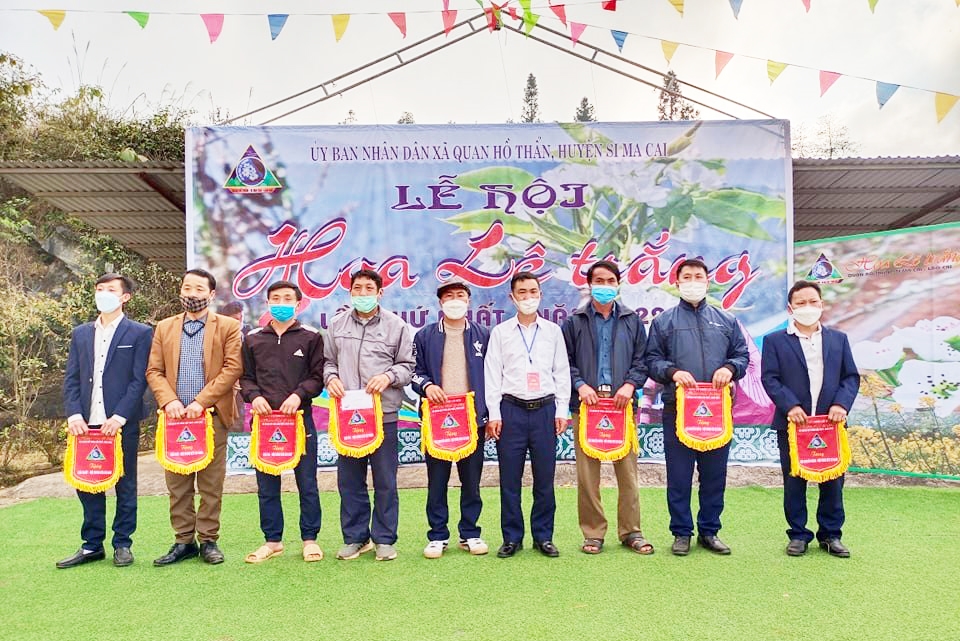 Trao giải cho các đội thi giành chiến thắng trong các hoạt động văn nghệ, thể thao dân tộc Mông