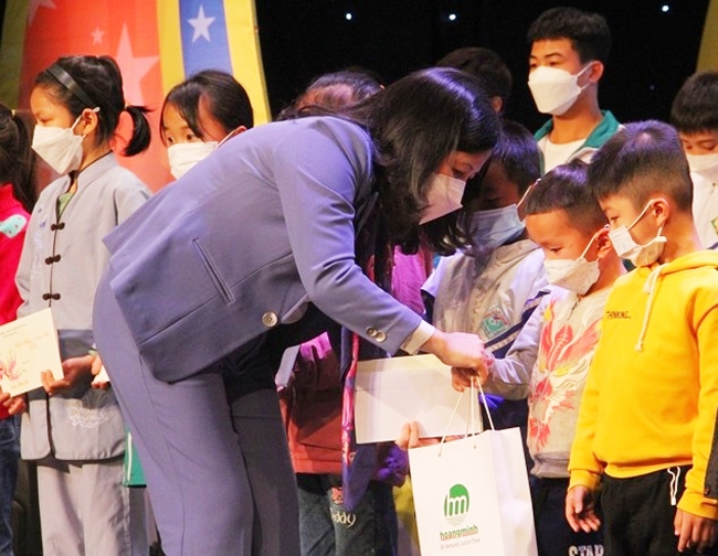 Lãnh đạo tỉnh Thanh Hóa trao quà cho trẻ mồ côi có hoàn cảnh đặc biệt khó khăn