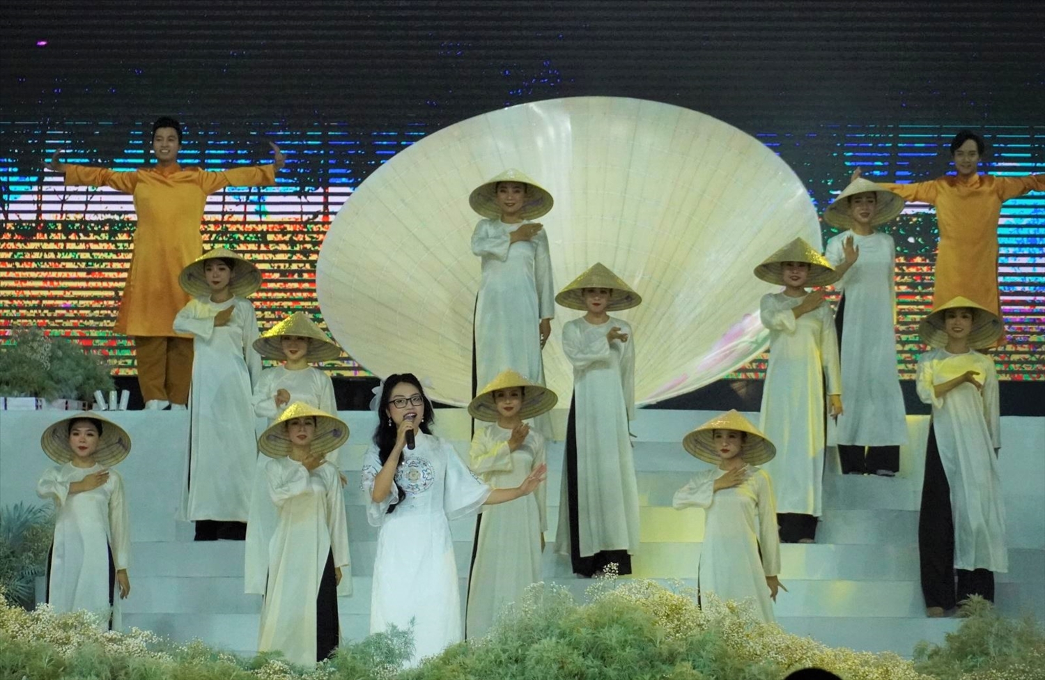 Ca sĩ Phương Mỹ Chi biểu diễn trong lễ khai mạc. 