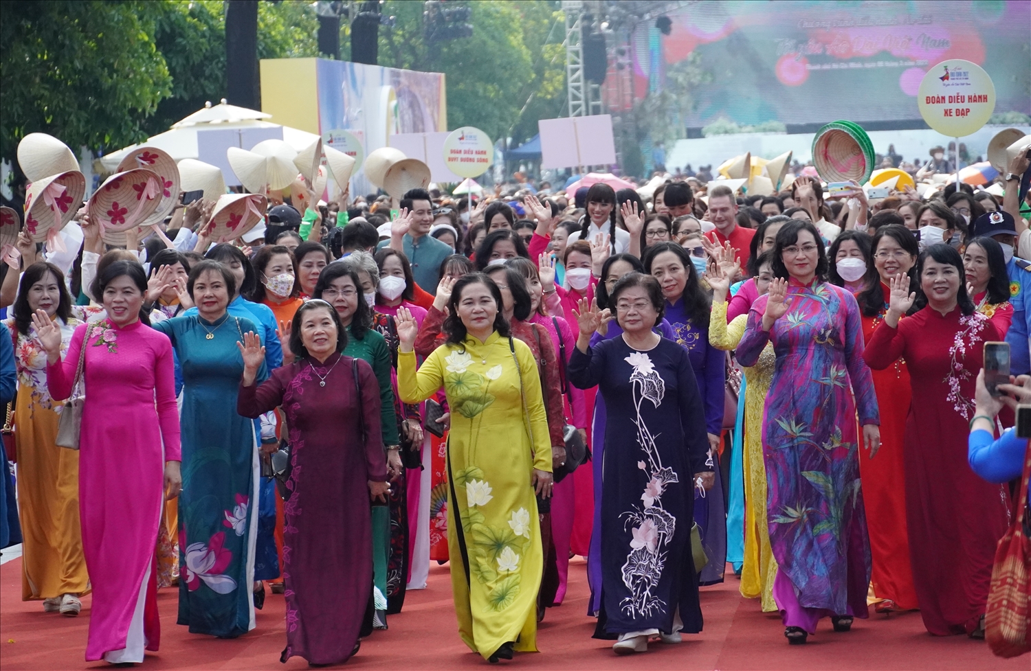 Các đại biểu tham gia Lễ diễu hành với áo dài Việt Nam tại phố đi bộ Nguyễn Huệ.