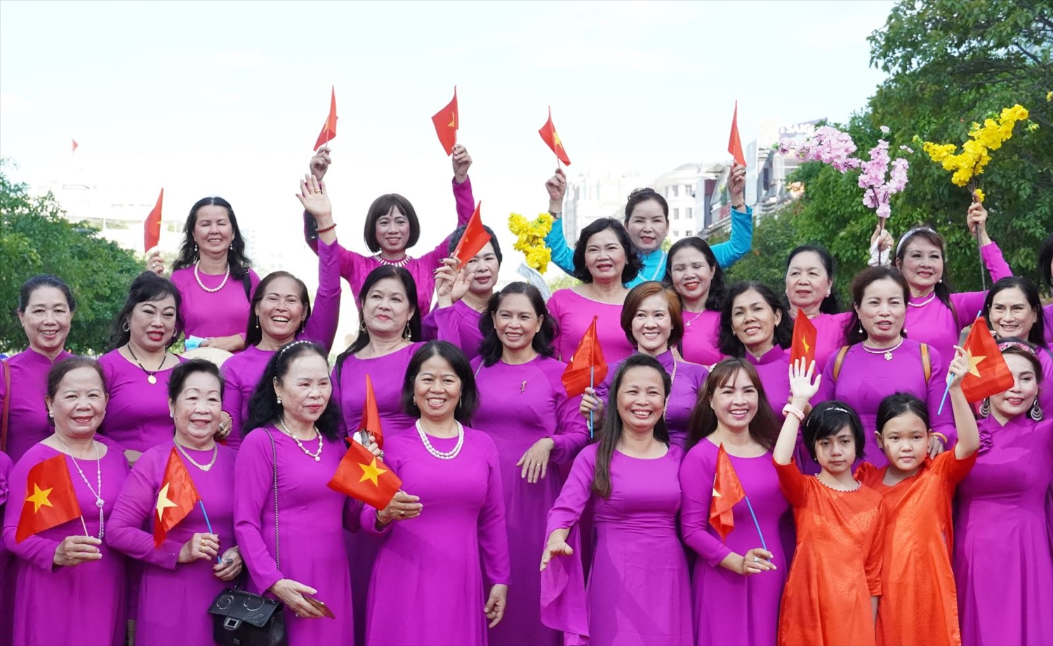 Từ sáng sớm, các chị em phụ nữ của 21 quận, huyện và thành phố Thủ Đức đã đổ về phố đi bộ Nguyễn Huệ để tham gia diễu hành áo dài. 