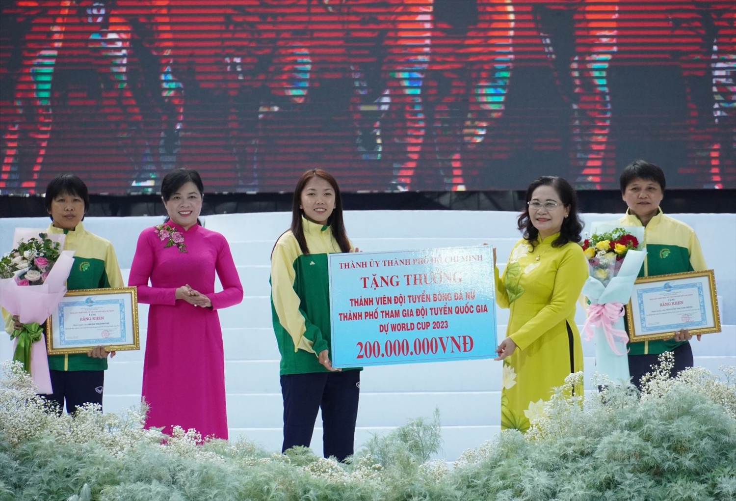 Bà Nguyễn Thị Lệ, Chủ tịch HĐND TP Hồ Chí Minh, đại diện Thường trực Thành ủy trao thưởng đột xuất cho đội bóng đá nữ Thành phố Hồ Chí Minh.