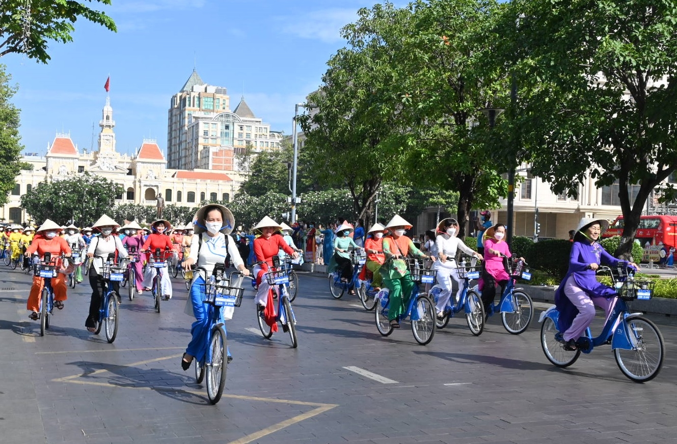 Đoàn diễu hành đi qua các địa điểm du lịch nổi tiếng của TP Hồ Chí Minh như trụ sở UBND TP Hồ Chí Minh, bến Bạch Đằng, Nhà thờ Đức Bà...