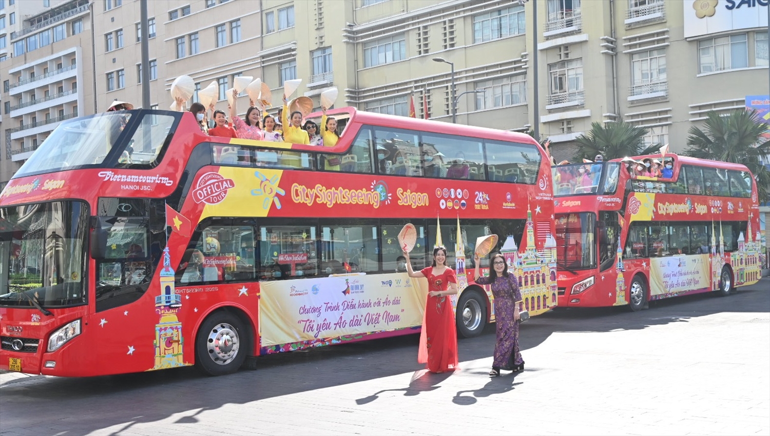 MC Quỳnh Hoa và NSND Kim Xuân dẫn đầu một đoàn diễu hành bằng xe buýt hai tầng.