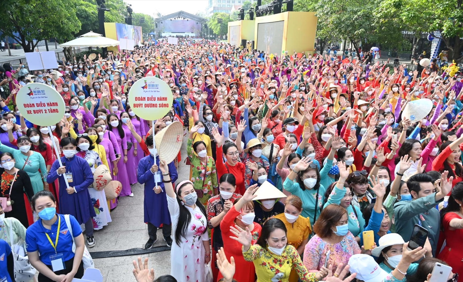 Trên 2.000 chị em phụ nữ trong những tà áo dài rực rỡ tại phố đi bộ Nguyễn Huệ trong sáng 6/3.