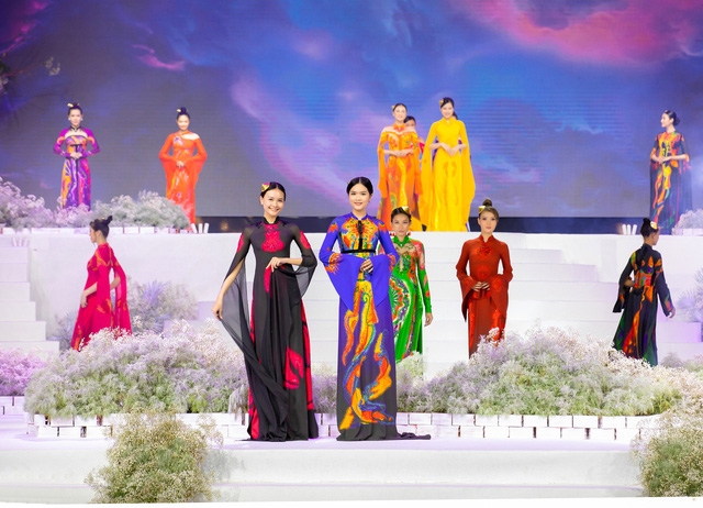 Bộ sưu tập áo dài "Giấc mơ" của nhà thiết kế Đỗ Trịnh Hoài Nam được đánh giá là điểm sáng tiêu biểu cho chủ đề Hội nhập đưa áo dài vươn ra biển lớn.