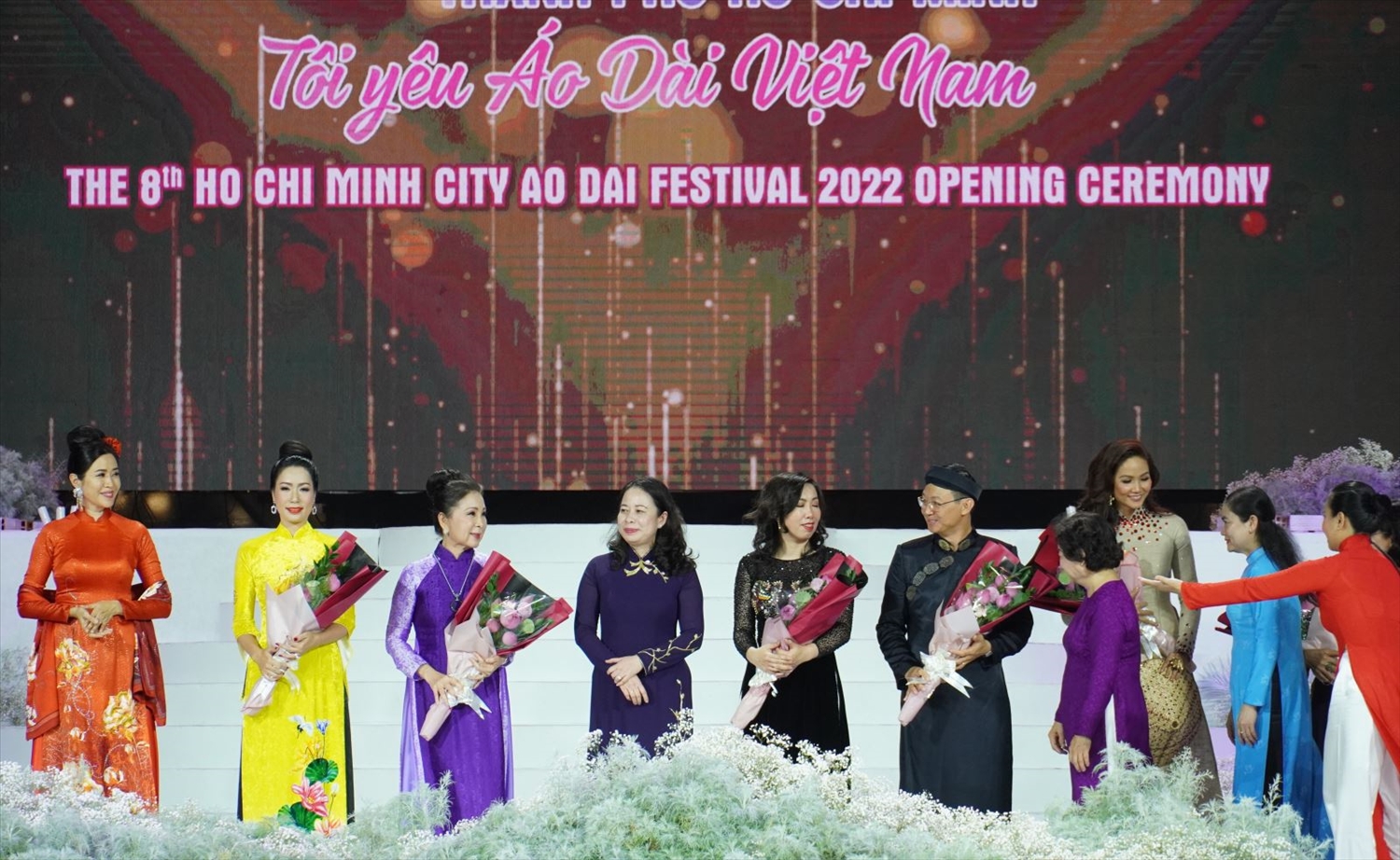 Ban Tổ chức tặng hoa cho các Đại sứ đồng hành cùng Lễ hội Áo dài TP Hồ Chí Minh năm 2022.