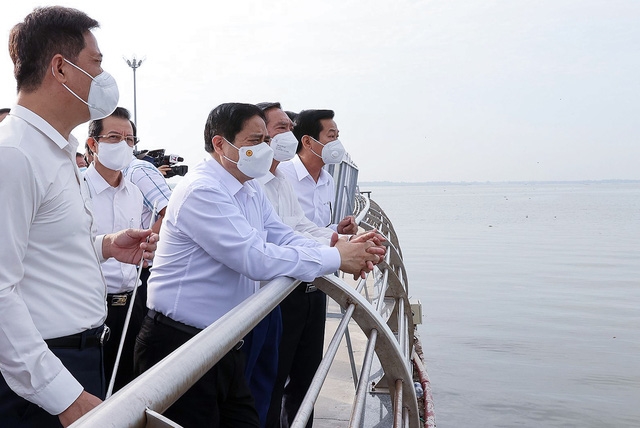 Trước cuộc làm việc với Ban Thường vụ Tỉnh ủy Kiên Giang, Thủ tướng và đoàn công tác đã đi kiểm tra các công trình tại khu vực lấn biển Kiên Giang. Ảnh TTXVN