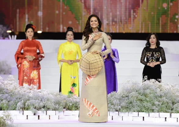 Hoa hậu H’Hen Niê rạng rỡ trong lễ khai mạc