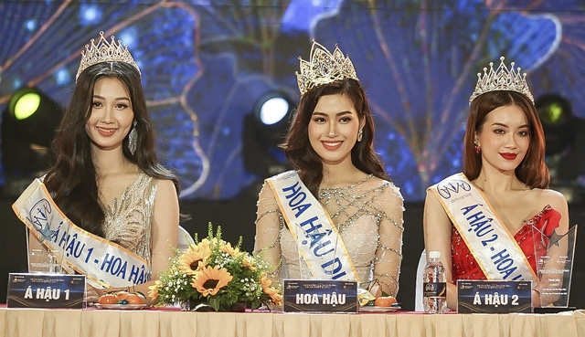 Hoa hậu Du lịch Đà Nẵng 2022 Trần Nguyên Minh Thư và Á hậu 1 Võ Lê Quế Anh, Á hậu 2 Trần Khánh Nhi.