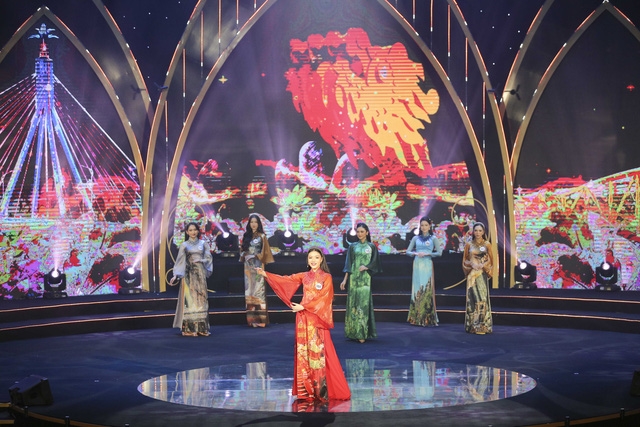 Các thí sinh cuộc thi Hoa hậu Du lịch Đà Nẵng trong phần thi áo dài...