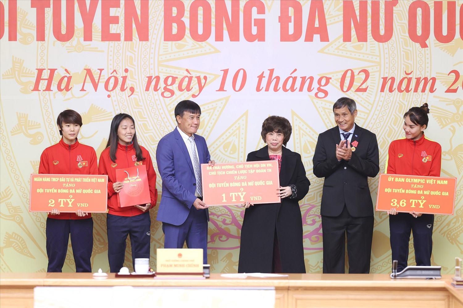 Bà Thái Hương trao tặng Đội tuyển bóng đá nữ quốc gia Việt Nam 1 tỷ đồng tiền mặt, 500 triệu đồng sản phẩm, 5 năm miễn phí sử dụng các sản phẩm tốt cho sức khỏe của TH