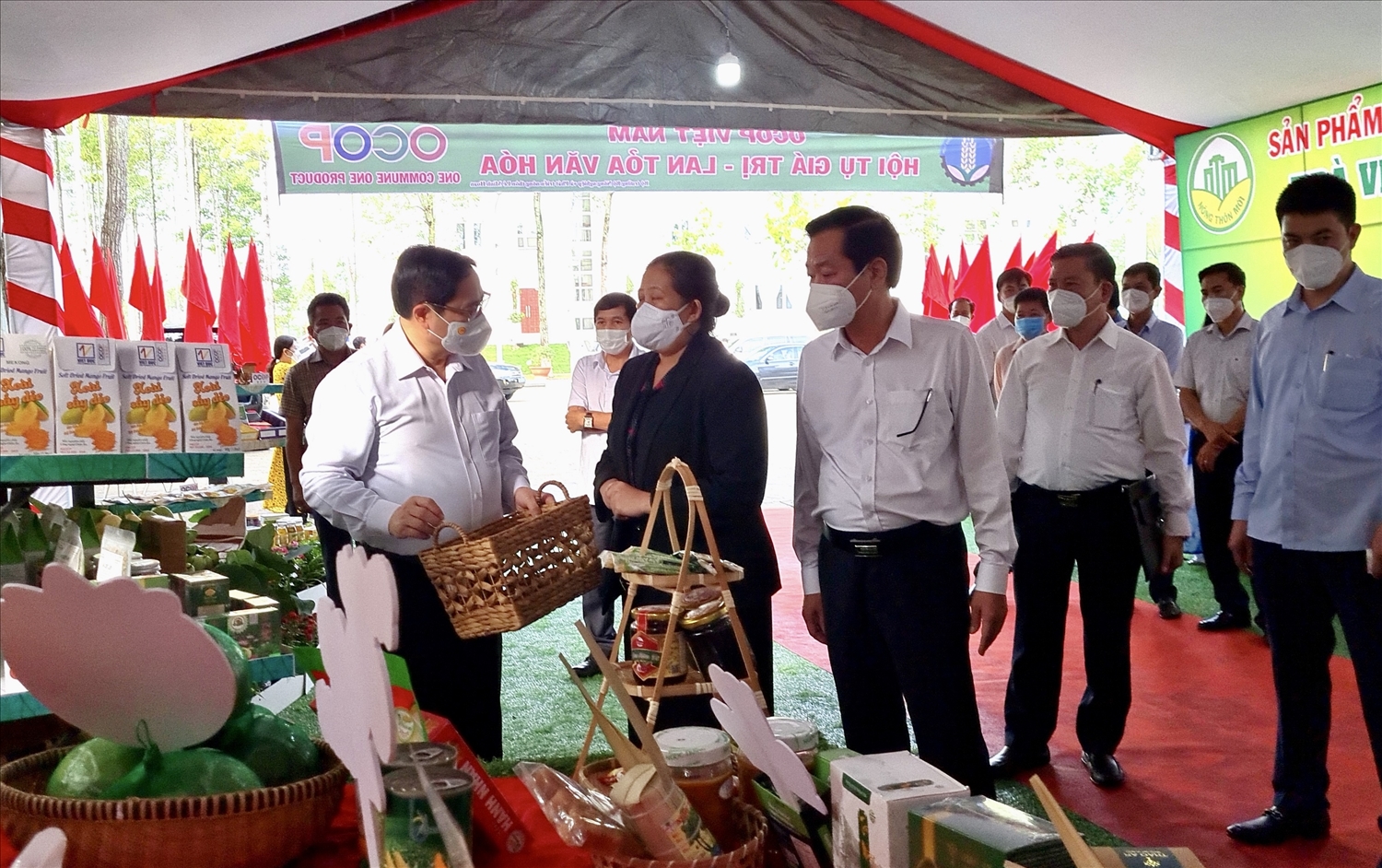 Thủ tướng Chính phủ Phạm Minh Chính và các đại biểu tham quan các gian hàng trưng bày sản phẩm OCOP