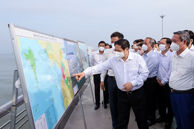 Thủ tướng Phạm Minh Chính kiểm tra các công trình tại khu vực lấn biển Kiên Giang. Ảnh: TTXVN