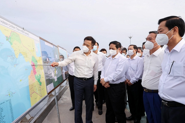 Thủ tướng nghe báo cáo về các dự án đường ven biển của tỉnh, hệ thống các công trình thủy lợi, dự án cấp điện cho các xã đảo của tỉnh Kiên Giang và điều chỉnh quy hoạch chung thành phố Rạch Giá. Ảnh: TTXVN