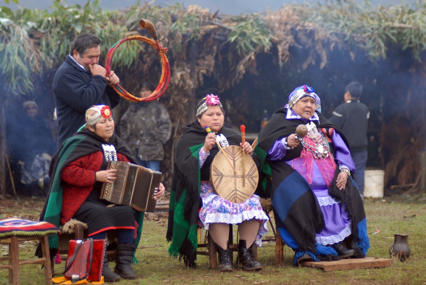 Người Mapuche chơi nhạc cụ đón mừng năm mới