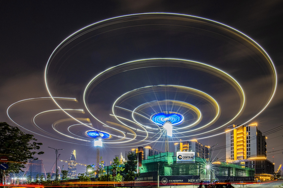 "Sóng phát triển" - ý tác giả muốn nói những vòng tròn như sóng WiFi tỏa khắp một thành phố phát triển. Ảnh chụp tại một công trình xây dựng dưới chân cầu Thủ Thiêm ở TP Thủ Đức - Ảnh: CAO THỊ THANH HÀ