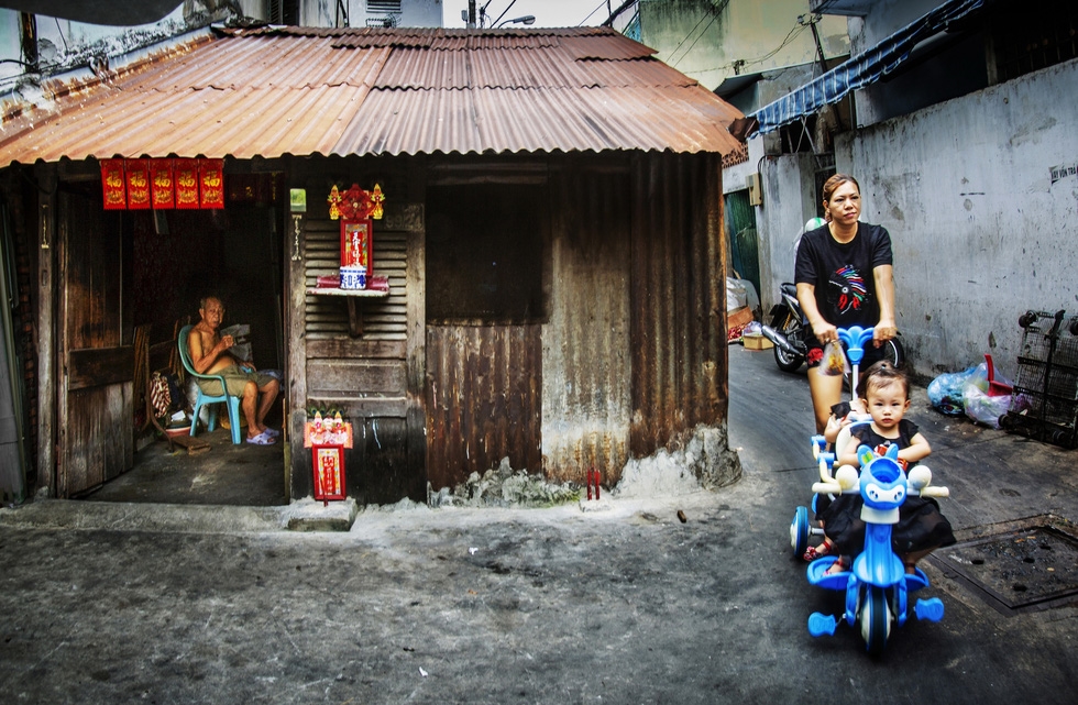 "Nghịch cảnh" - chụp ngôi nhà nhỏ bằng tôn cũ tại một con hẻm trên đường Trần Quý gần chợ Thiếc, quận 11 (giáp ranh quận 5), TP. Hồ Chí Minh - Ảnh: PHẠM KIM OANH